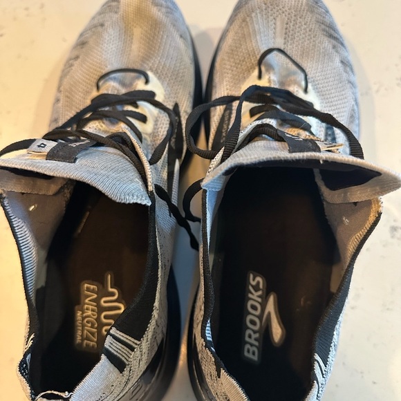 Men Brooks running levitate 4 Beige and Black Athletic Shoes - Picture 3 of 7